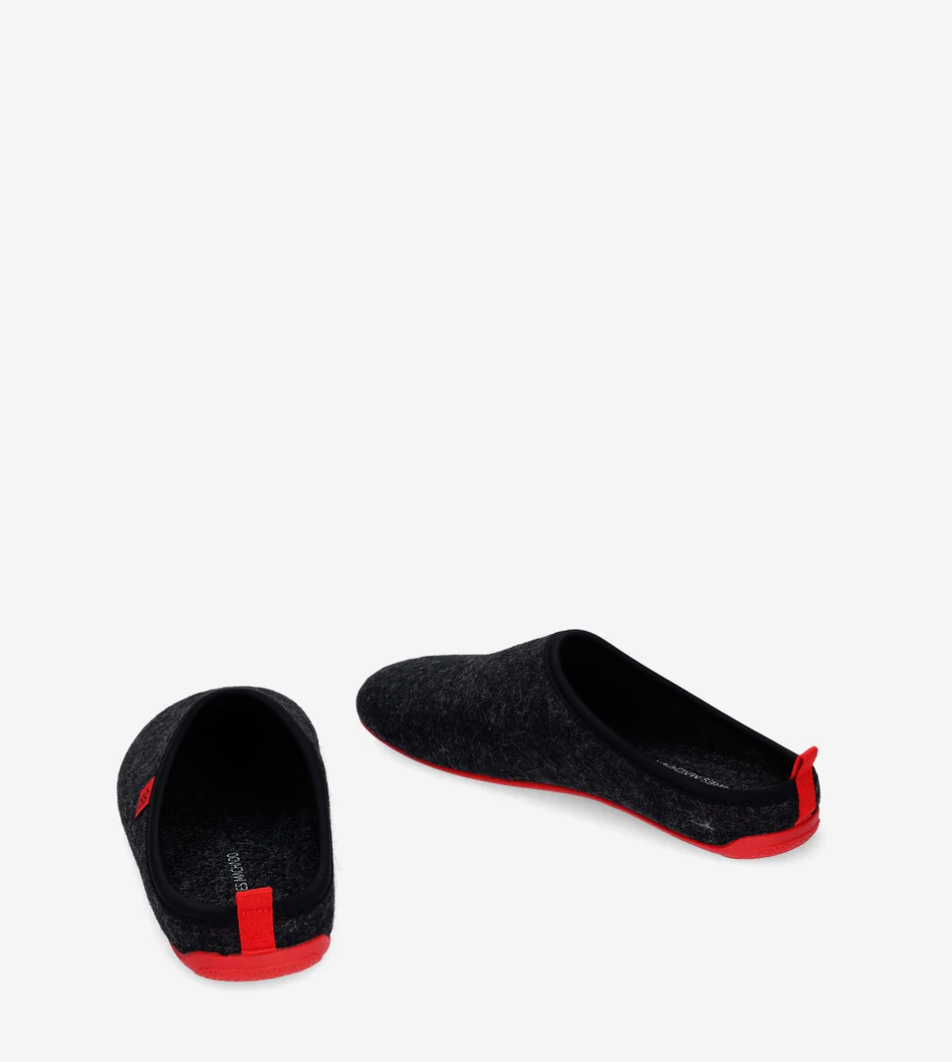 Andres Machado DYNAMIC – Unisex filca mājas čības (Black/Red)