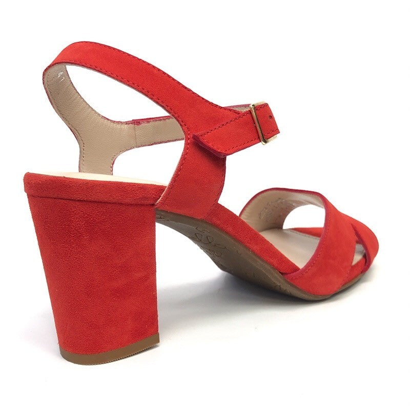 Bella B. Red Suede – Portugāļu roku darba zamšādas sandales (Lielie izmēri)