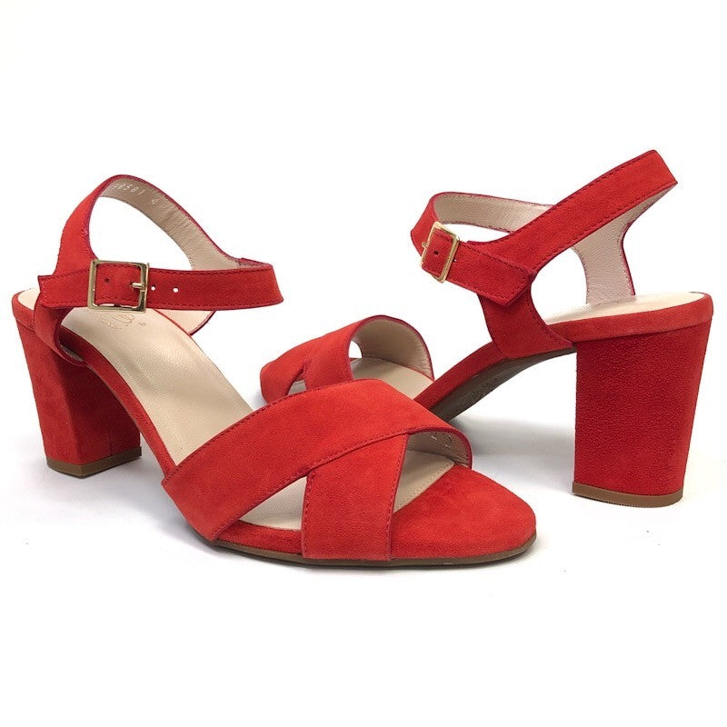 Bella B. Red Suede – Portugāļu roku darba zamšādas sandales (Lielie izmēri)